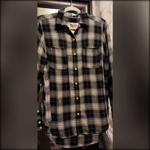 Black/white long sleeve shirt